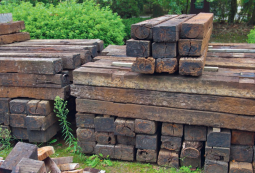 Zu den problematischen Holzabfällen zählen seit Juli 2016 beispielsweise Eisenbahnschwellen, Parkbänke, Zäune und Holzbrücken, welche mit arsenhaltigen Holzschutzmitteln behandelt wurden.