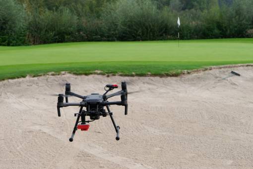 Neue Technologien halten auch im GaLa-Bau zunehmend Einzug. Dazu gehört der Einsatz von Drohnen. (Foto: pixmap/Steiner & Partner Landschaftsarchitektur)